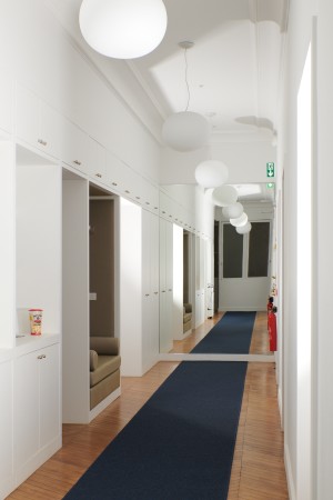 studio-i-architectes-paris-renovation-unsa-circulation-cafe-nyima-marin-02